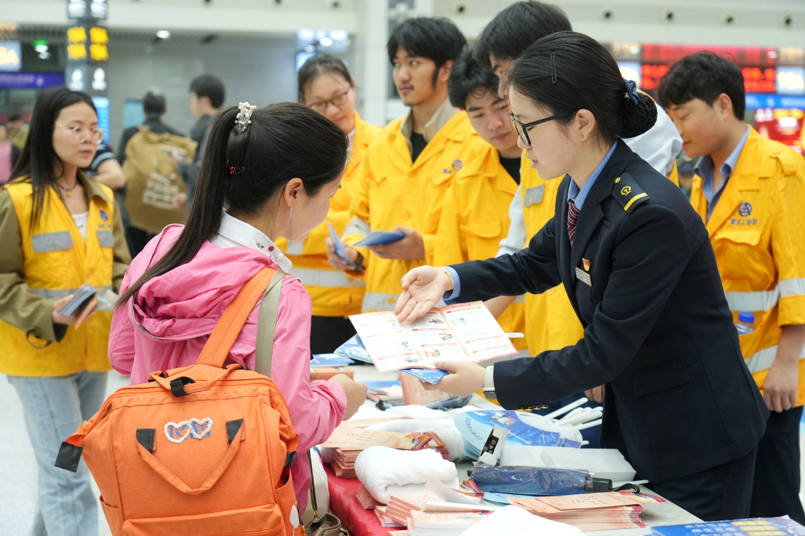 工作人员向旅客普及国家安全知识（汪亮摄） (5).jpg