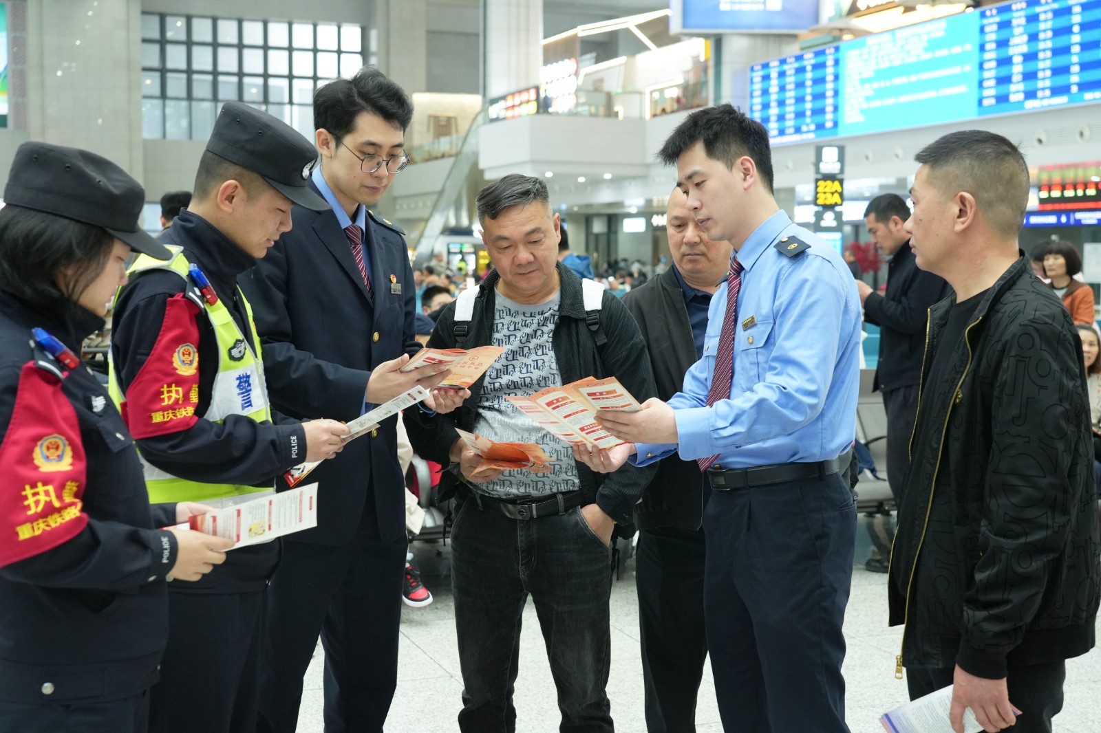 工作人员向旅客普及国家安全知识（汪亮摄） (1).jpg