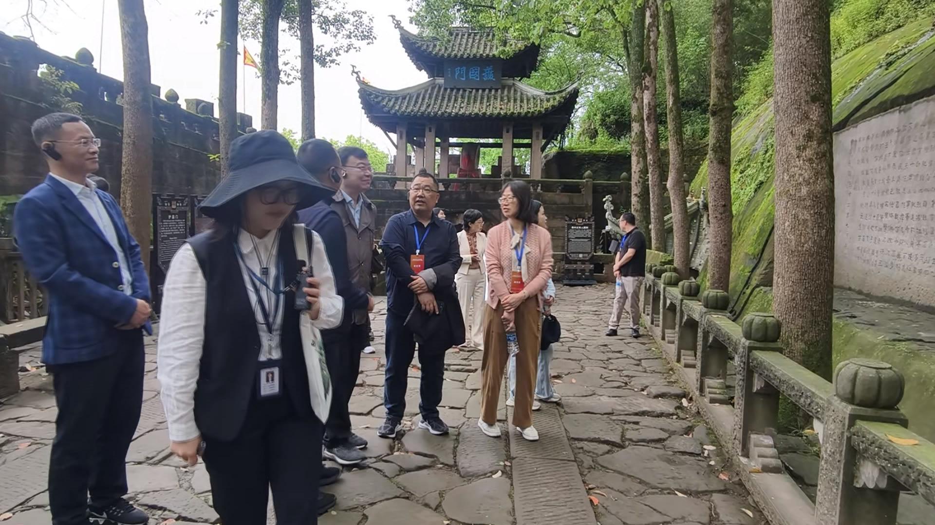 “全国晚报总编”参访钓鱼城