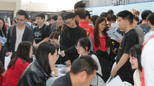 92家企业提供4760个岗位！“渝快就 创未来”“职”引青年奔赴山海