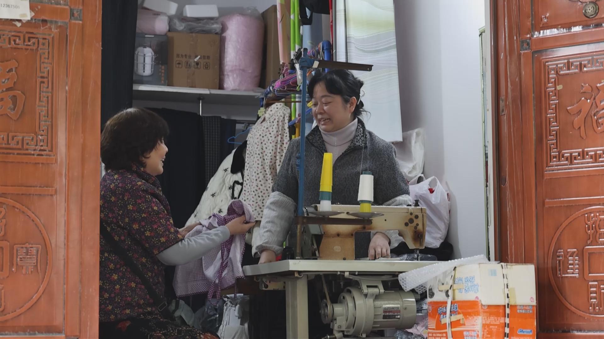 新闻特写——小巷裁缝：25载针线守护街坊 暖了邻里