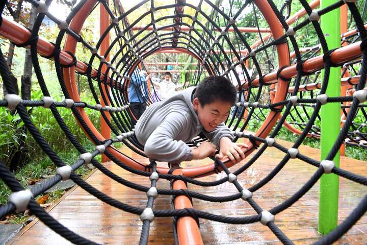 一  谢家湾金茂小学体育课，学生挑战户外网绳拓展。记者 周邦静摄.jpg