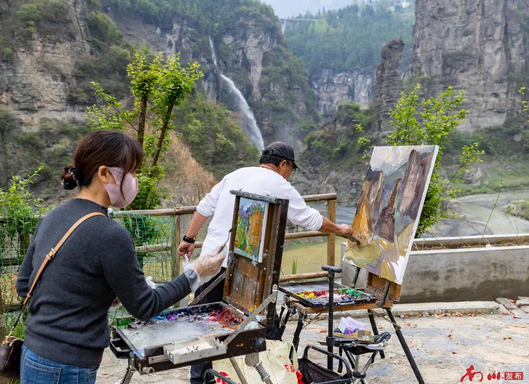 一峰一瀑一杜鹃，笔墨晕开头渡浪漫