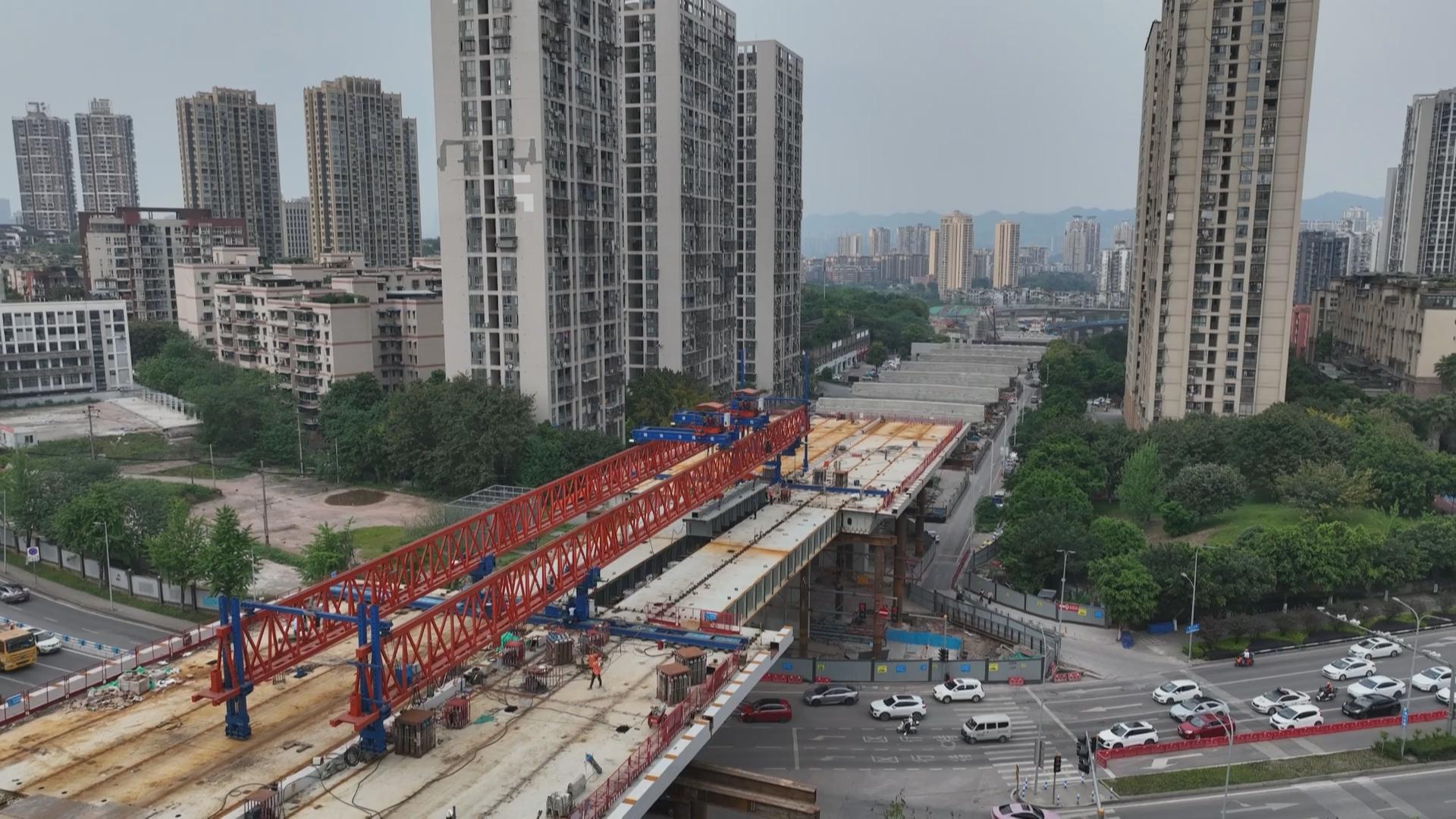 李家沱复线桥融汇路口钢箱梁成功架设