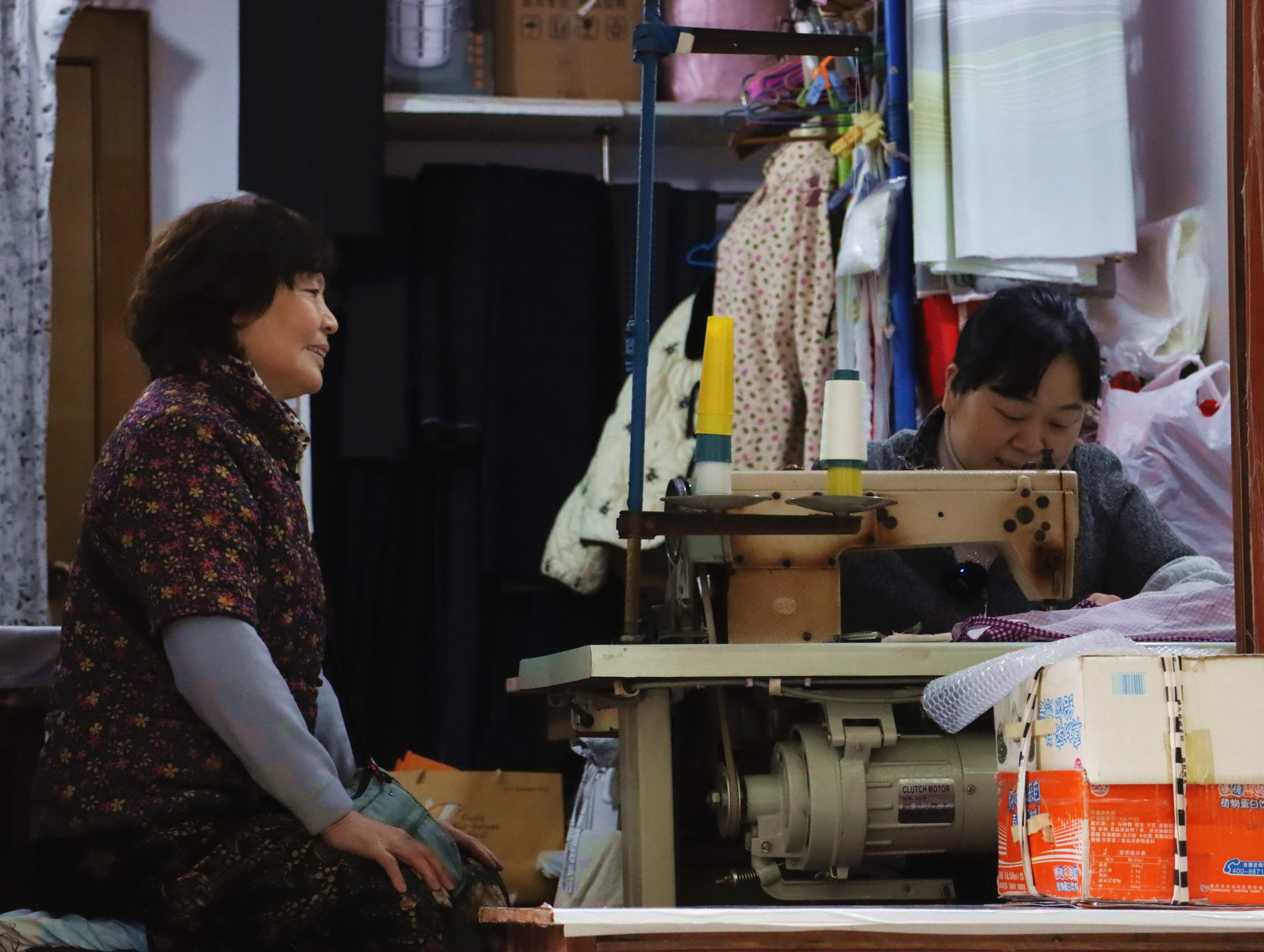 邻居上门找柯梦缝补衣物。王智涵 摄