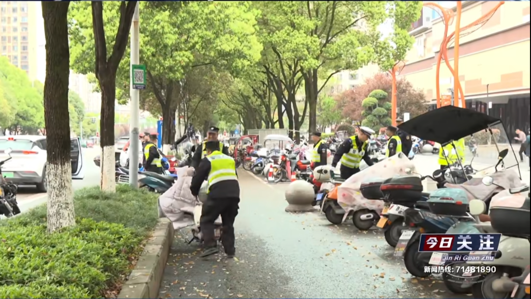 今日关注︱别让“方便”变“危险”！万达周边电动车乱停放，交警城管联合整治