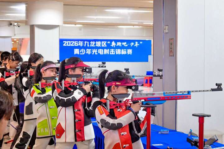 边二  10米光电步枪比赛现场，选手们正沉着冷静瞄准目标。记者 曹鸣鸥 摄.jpeg