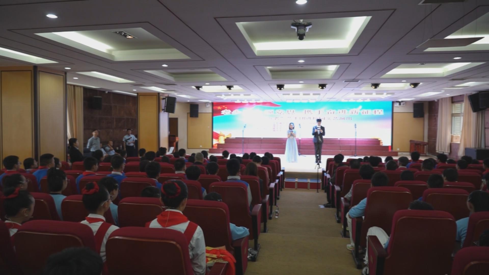 “五老”艺术团进校园 老少同台颂党恩