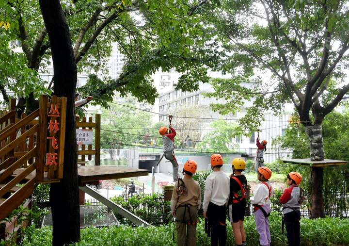 金茂小学户外体育课，孩子们在“丛林飞跃”项目中挑战自我，体验户外拓展的乐趣。记者 周邦静 摄.jpg