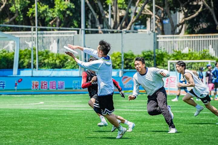 边一   队员们在场上激烈拼抢。记者 曹鸣鸥 摄.jpeg