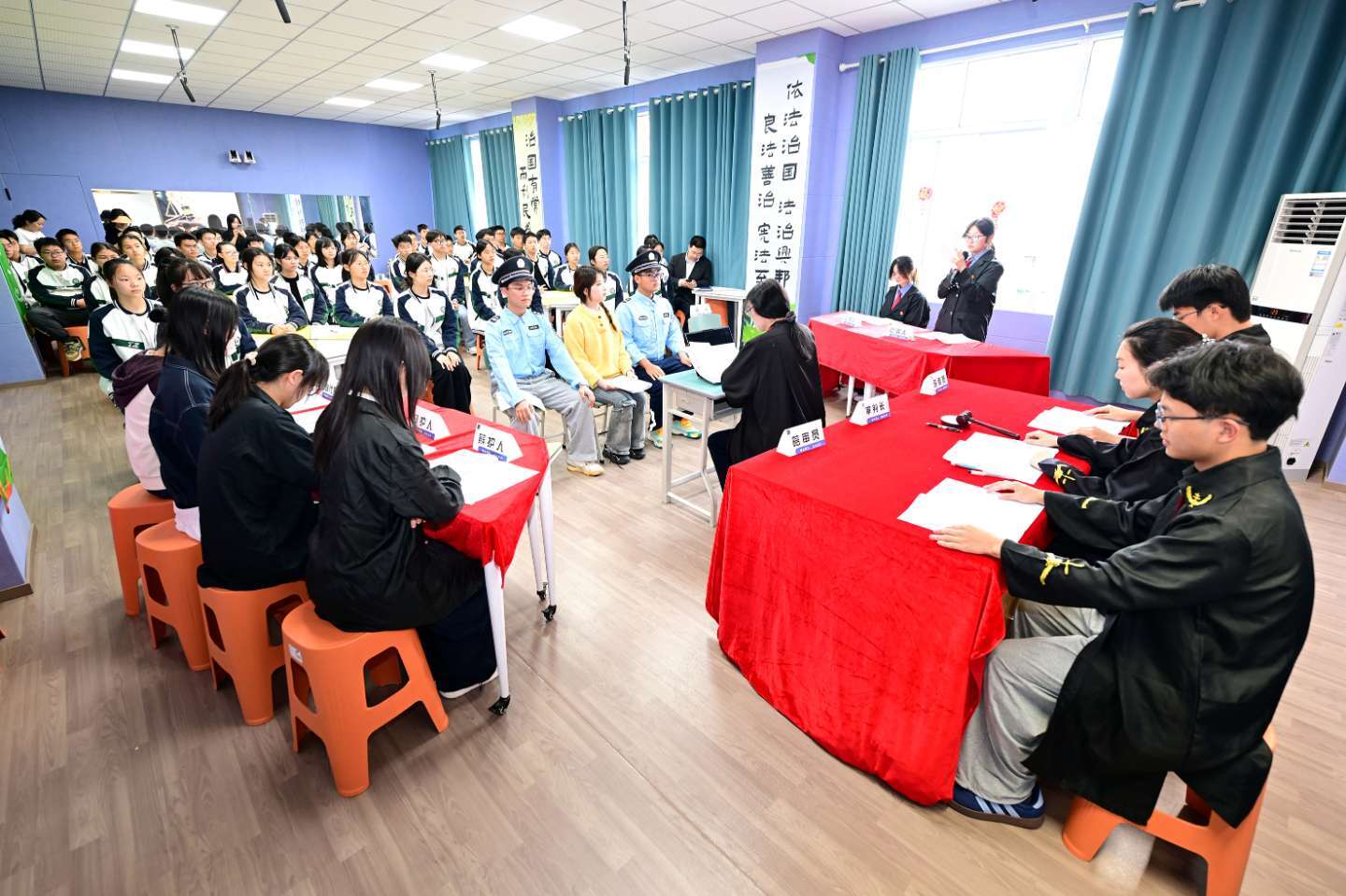 边       法治教育进铁中。    记者 王茂松 摄 .jpeg