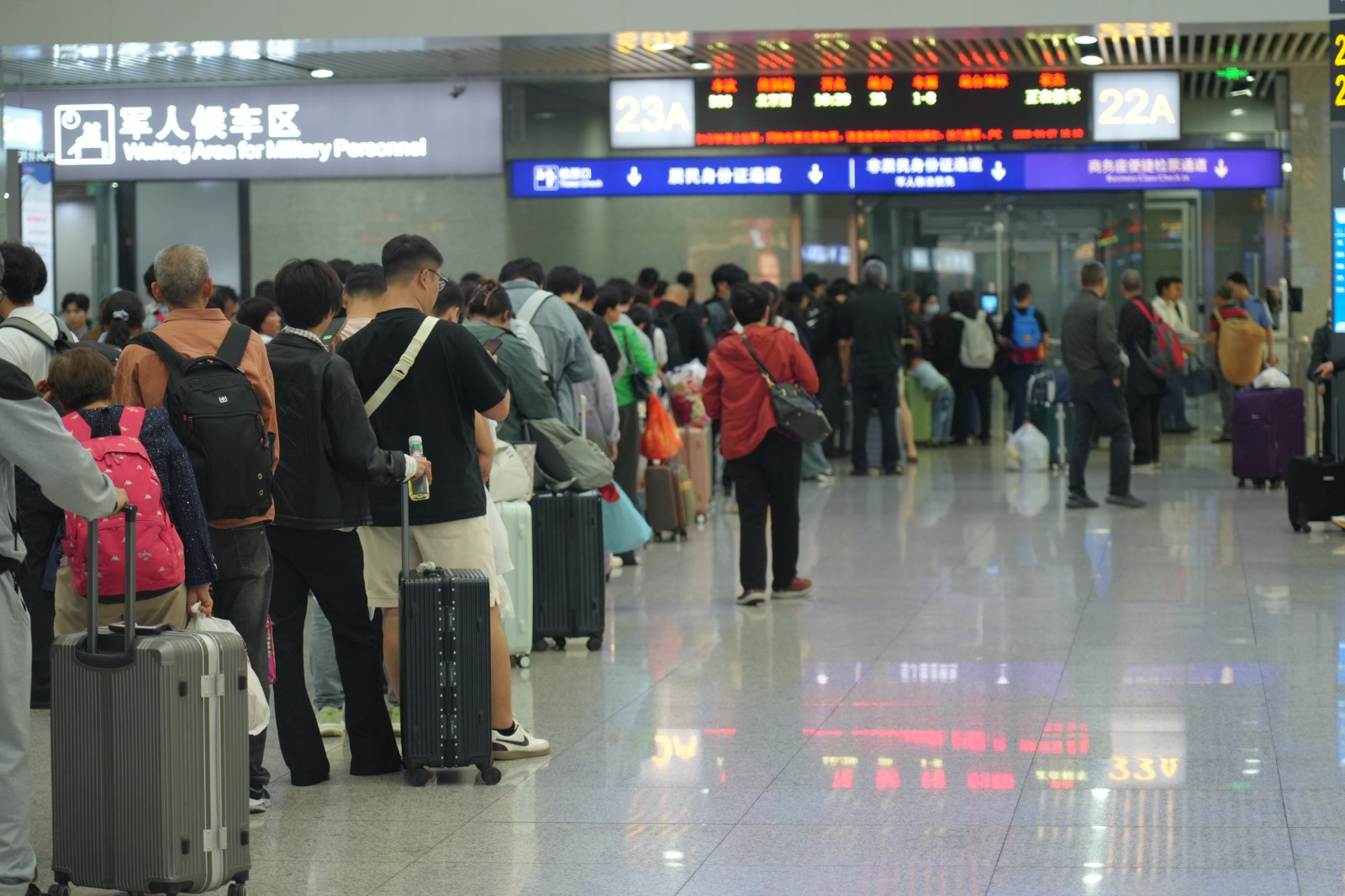 重庆北站旅客排队等候检票（汪亮，摄）.jpg