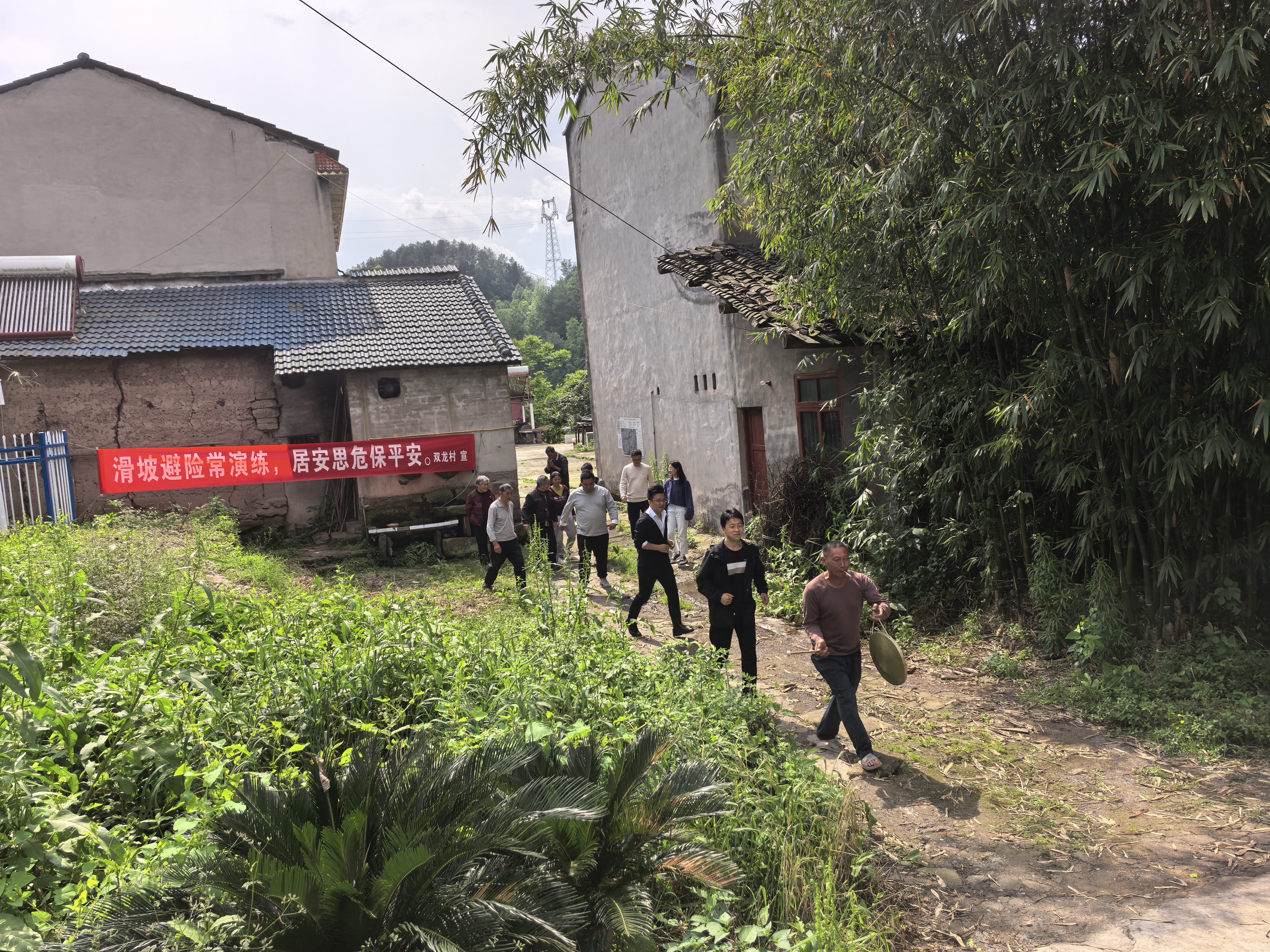 双龙村滑坡地灾点宣传、讲解滑坡避险相关政策，指导滑坡避险应急演练。.jpg