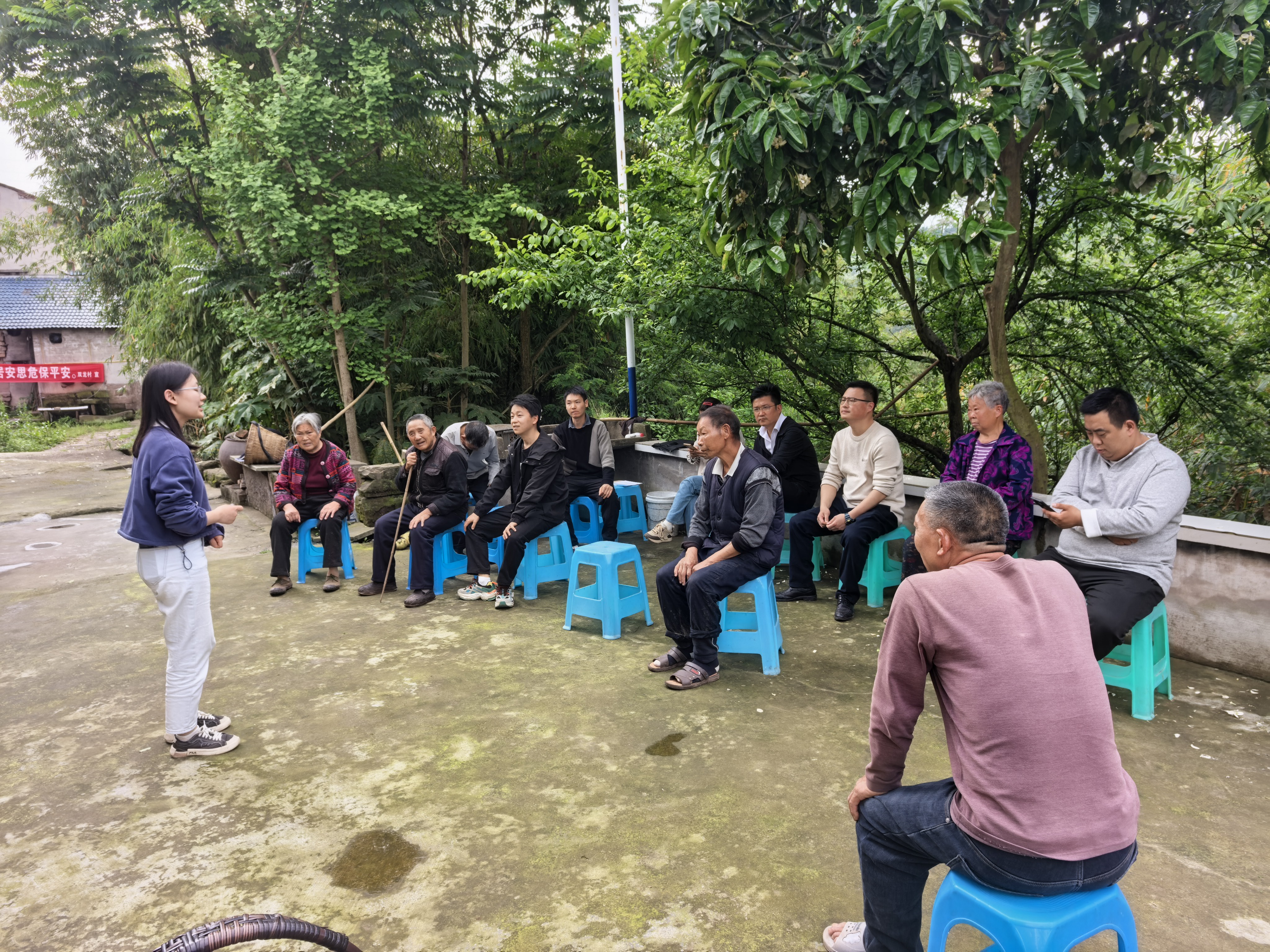 双龙村滑坡地灾点宣传、讲解滑坡避险相关政策，指导滑坡避险应急演练。 (2).jpg