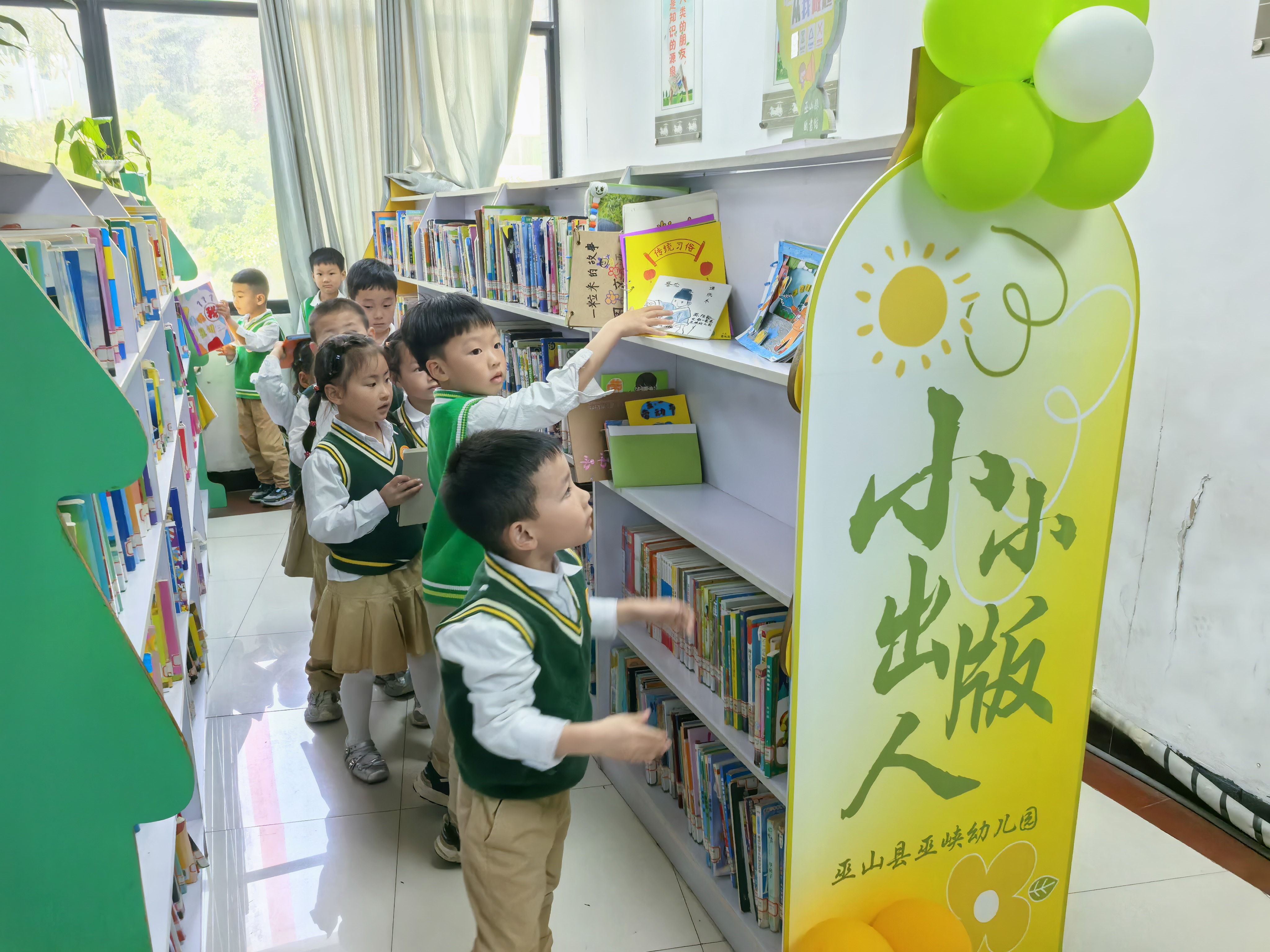 巫峡幼儿园精选30本优秀亲子自创绘本，上架巫山县图书馆&ldquo;小小出版人&rdquo;专架。摄影：郝燕来.jpg
