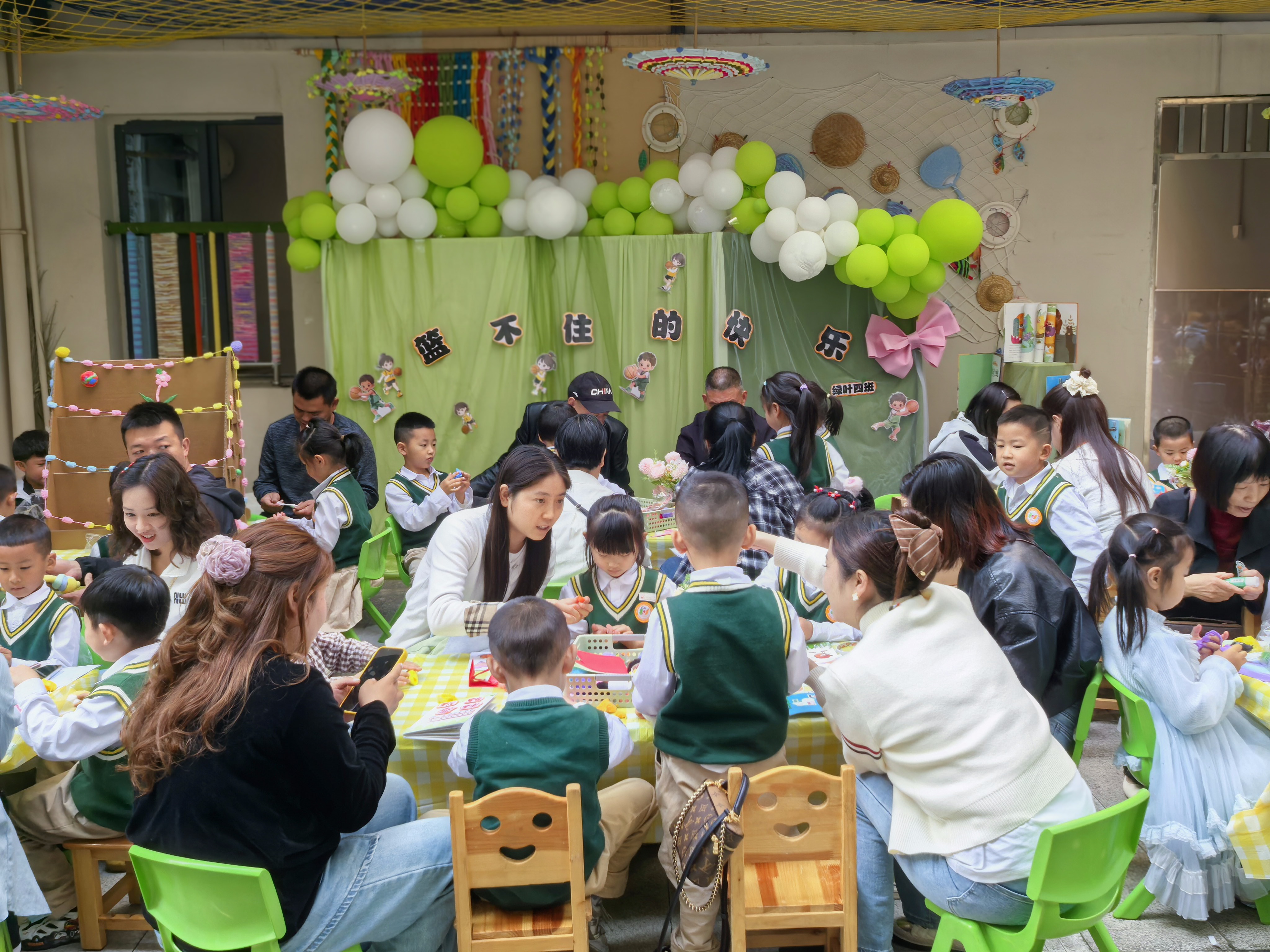 &ldquo;书香劳动课&rdquo;迎接劳动者的节日。摄影：郝燕来.jpg