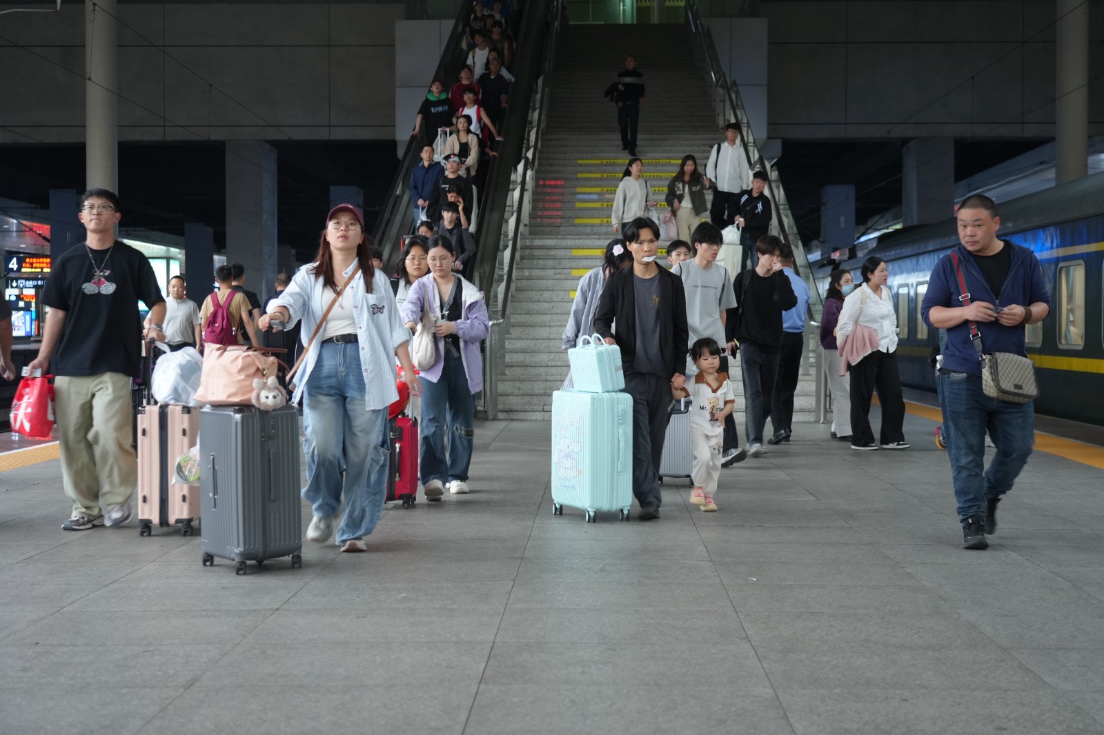 重庆北站旅客下站台（汪亮，摄）.jpg