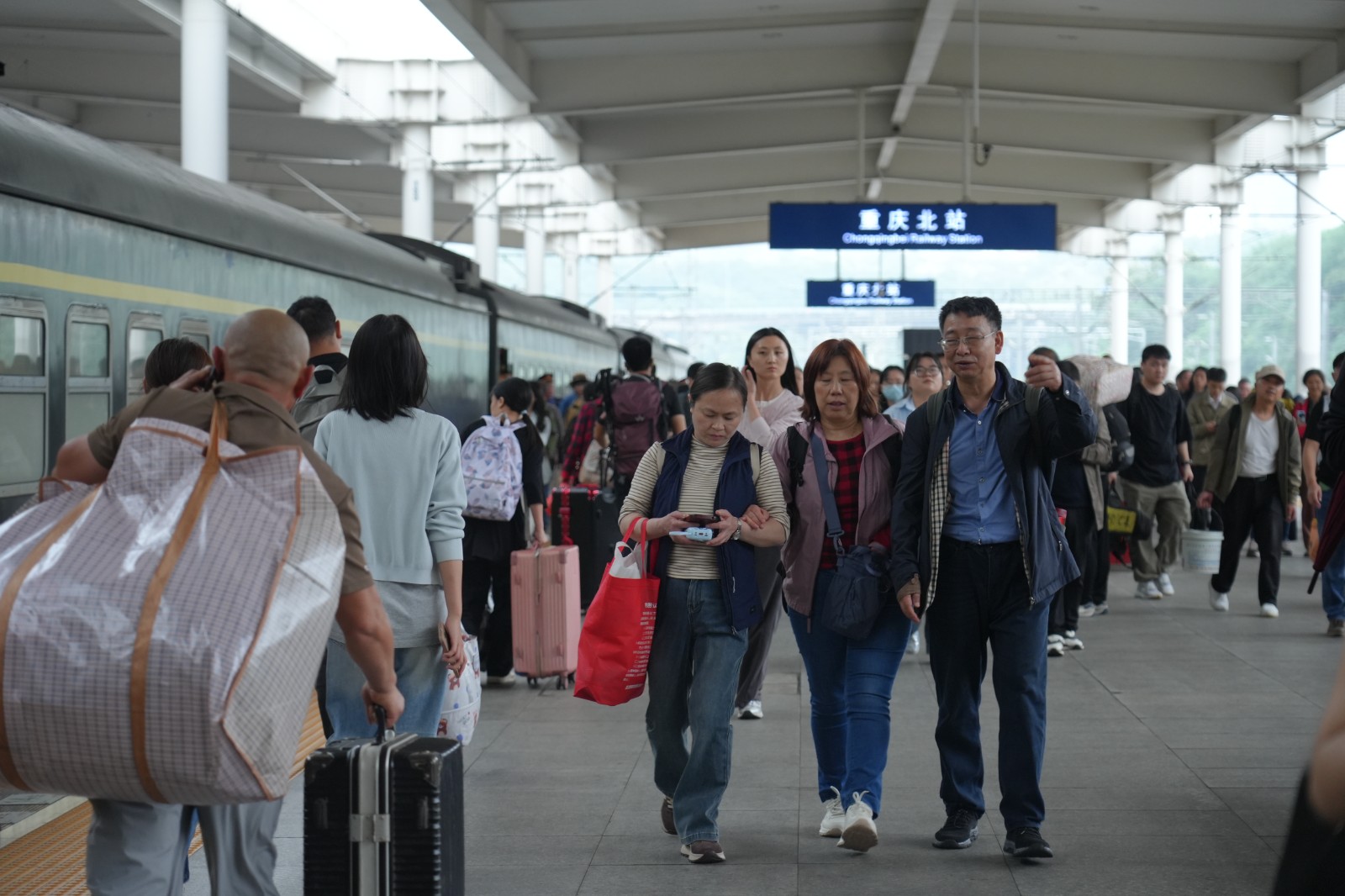 重庆北站旅客站台乘车（汪亮，摄）.jpg