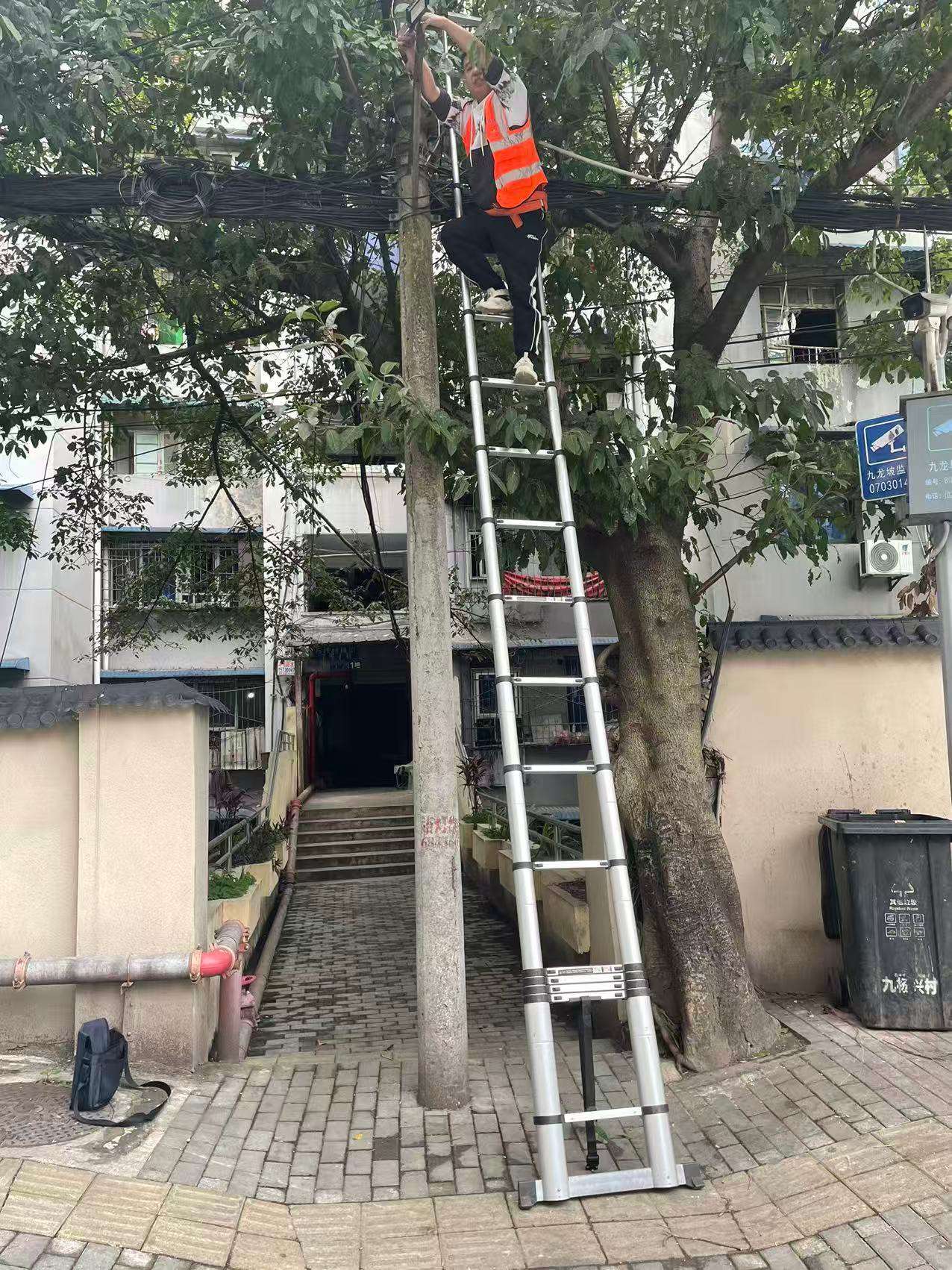 施工人员进场开展拆除作业。.jpg