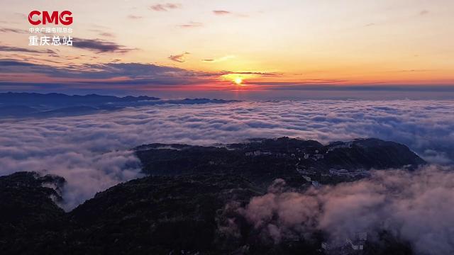 晨光洒金辉 峰峦浮云海