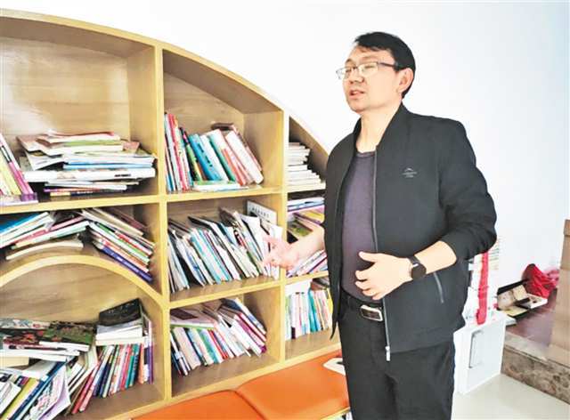 5月3日，吴永亮在留守儿童公益书屋。记者 彭瑜 摄/视觉重庆
