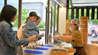 中药奶茶成网红 年轻人的养生“良方”变甜了？