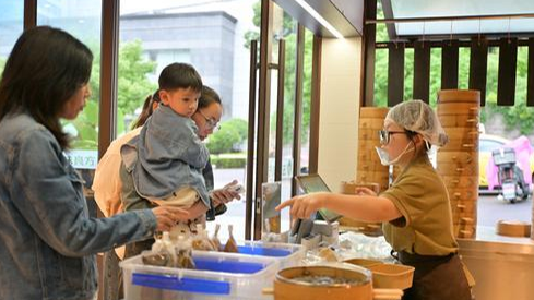 中药奶茶成网红 年轻人的养生“良方”变甜了？