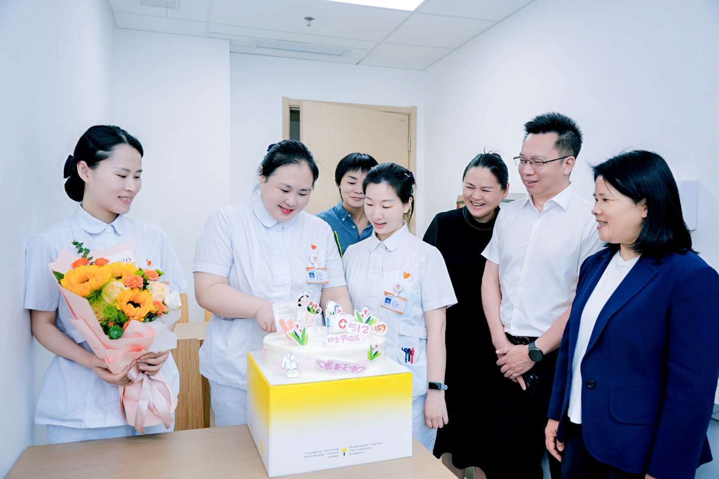 区人民医院为护理工作者送上专属礼物。受访单位供图.jpg