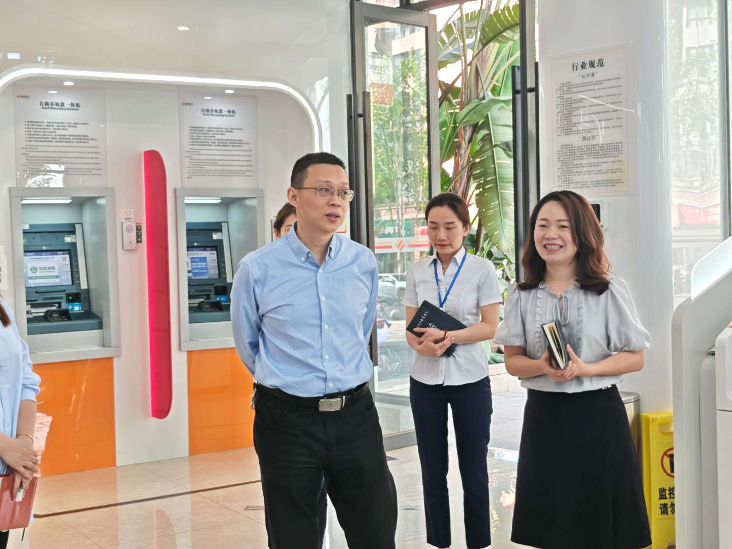 二  街道工作人员走访企业，了解经营状况。受访单位供图  .jpg