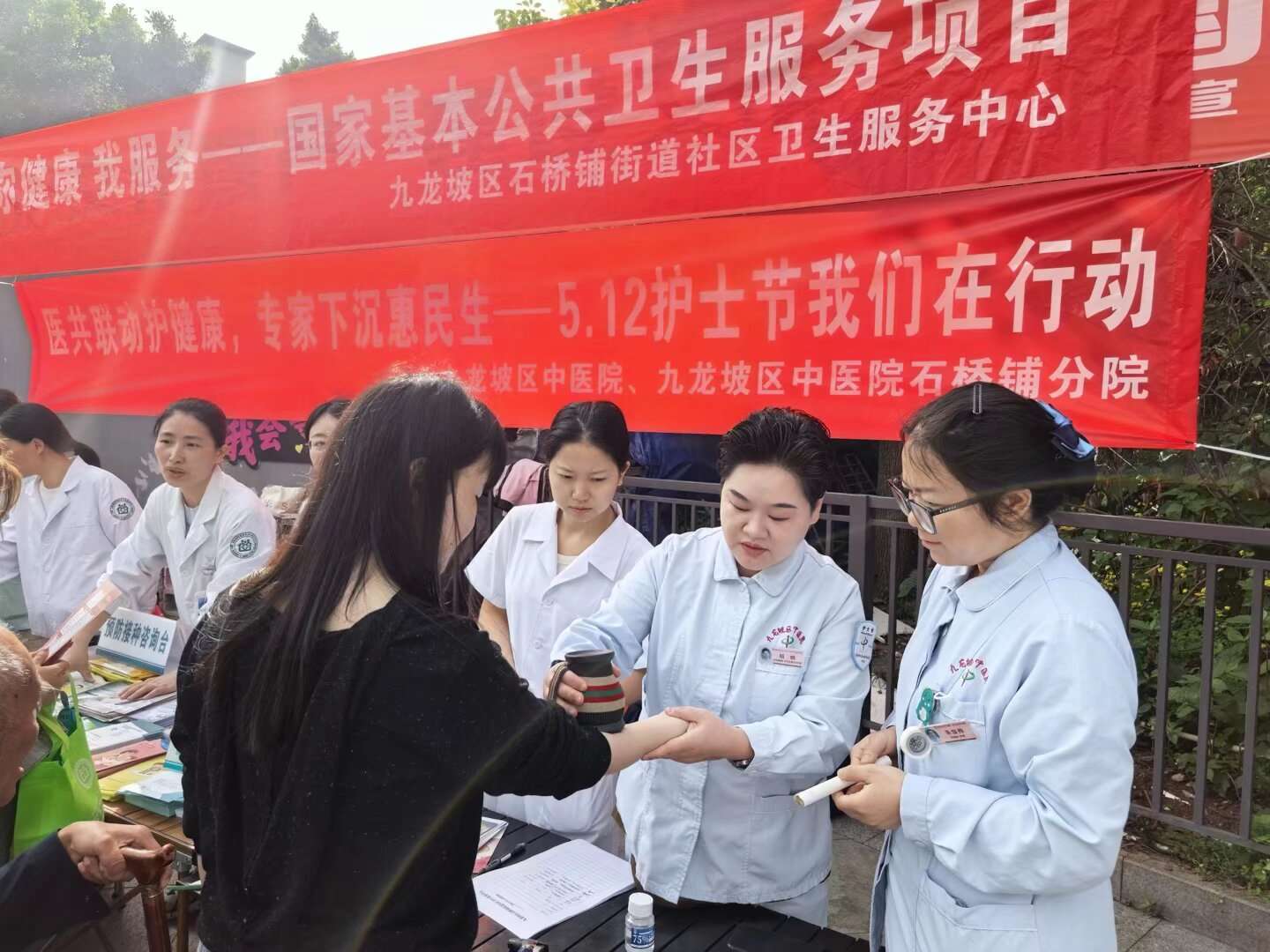 区中医院专家组团下基层。受访单位供图.jpg