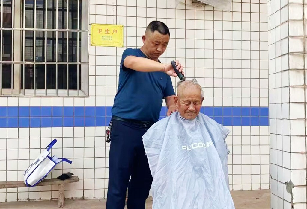 秦元庭为留守老人剃头 受访者供图_1713.jpg