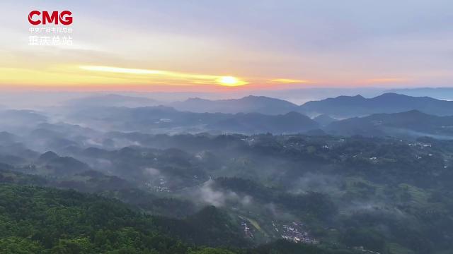 朝霞晨雾铺山野 高铁飞驰染金辉