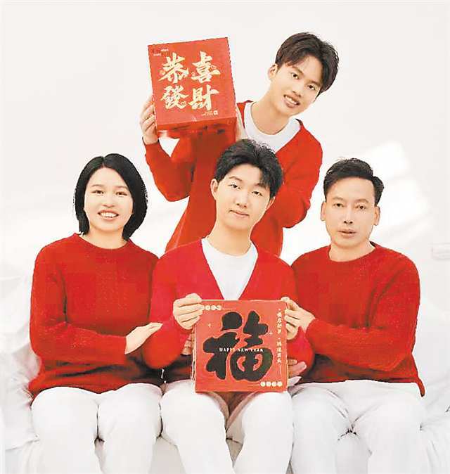 何鸿英一家三口和丁海峰（前左二）的团圆照。（受访者供图）