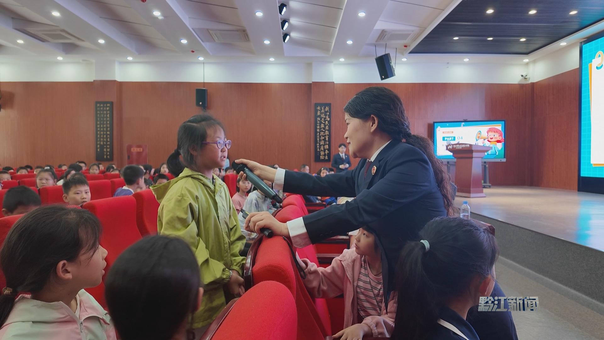 检校携手传童谣 法治种子播心田