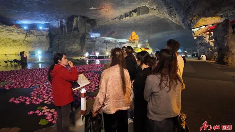旅行社代表走进金佛山踩线采风