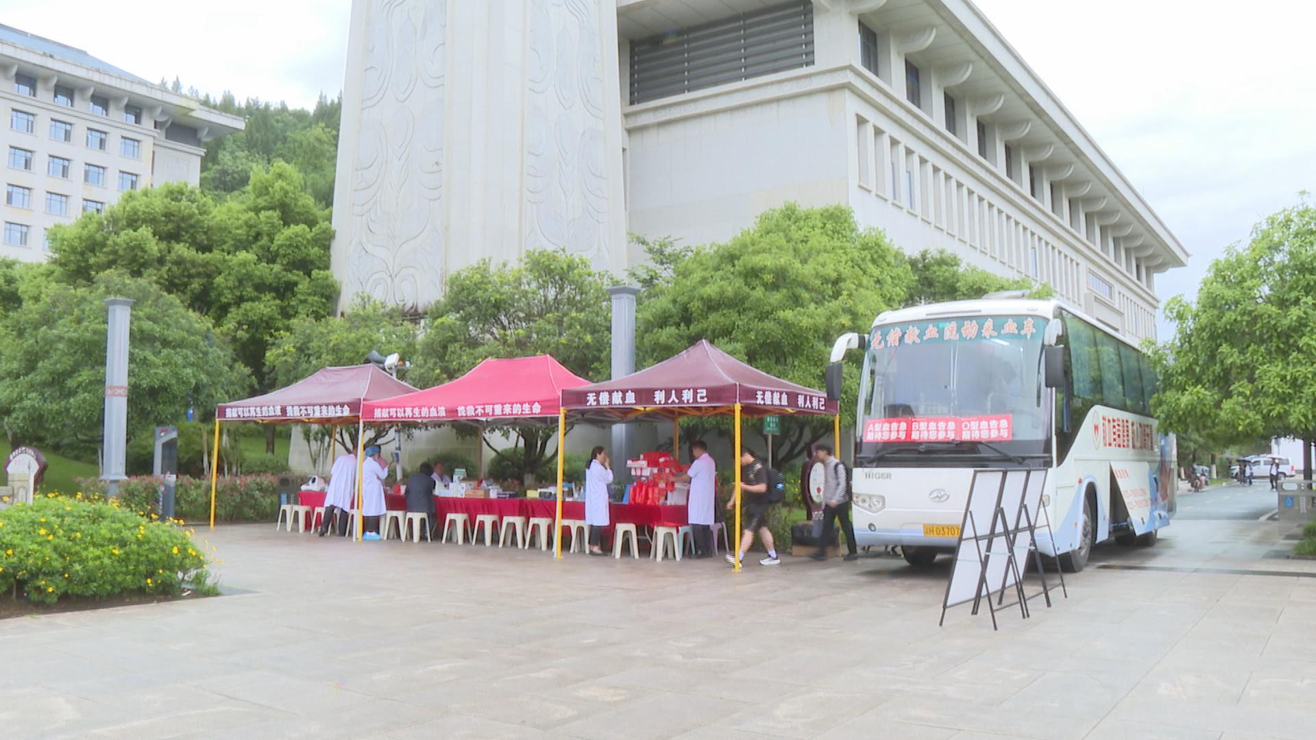 干部职工踊跃参加无偿献血