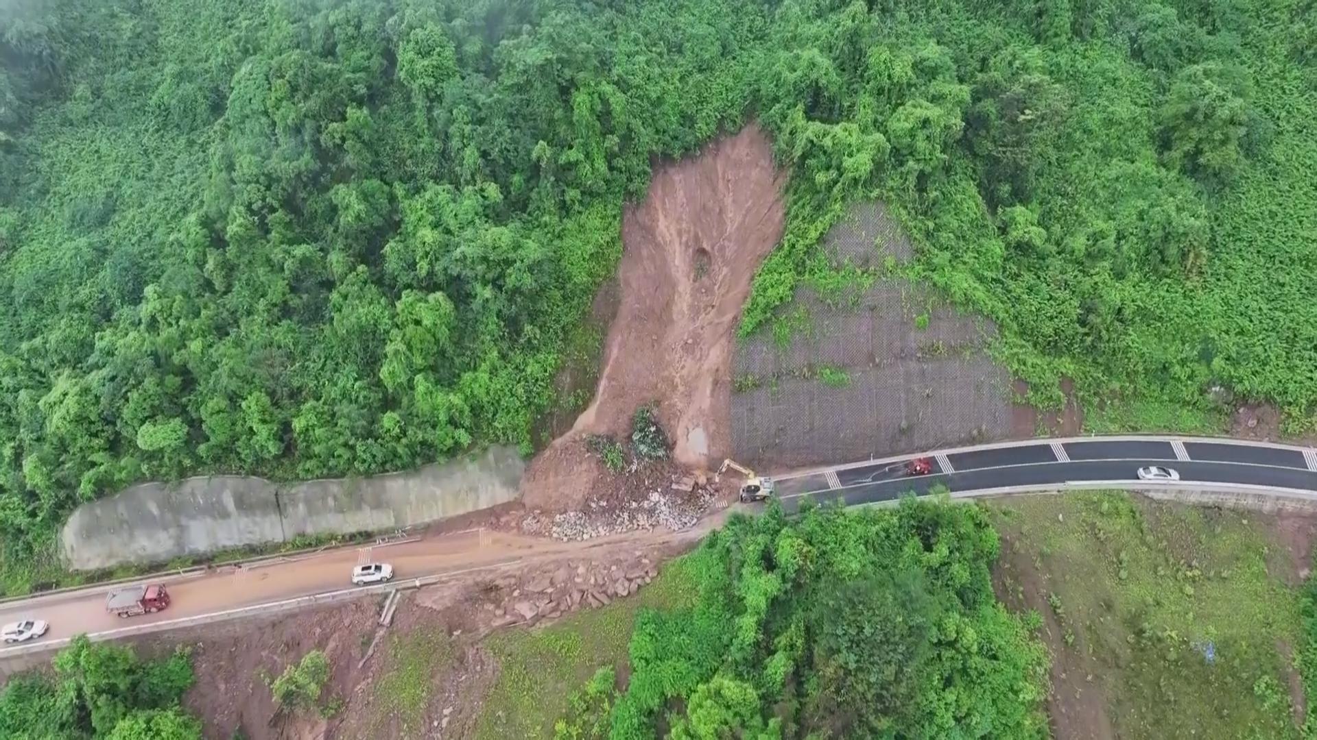 暴雨导致道路边坡塌方  巴南紧急处置险情保畅通