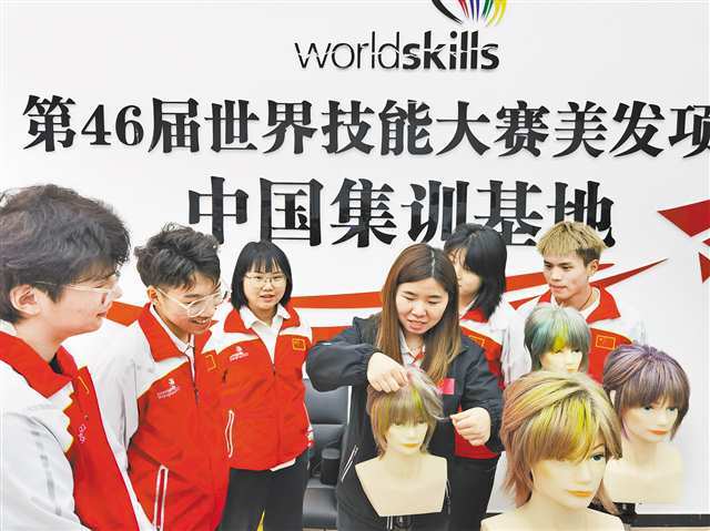 聂凤(左四)在培训学生。(受访者供图)