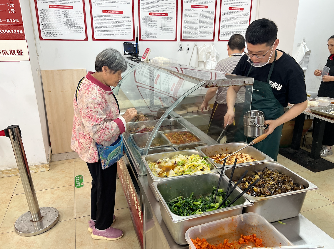 龙塔街道鲁能西路社区食堂。受访者供图