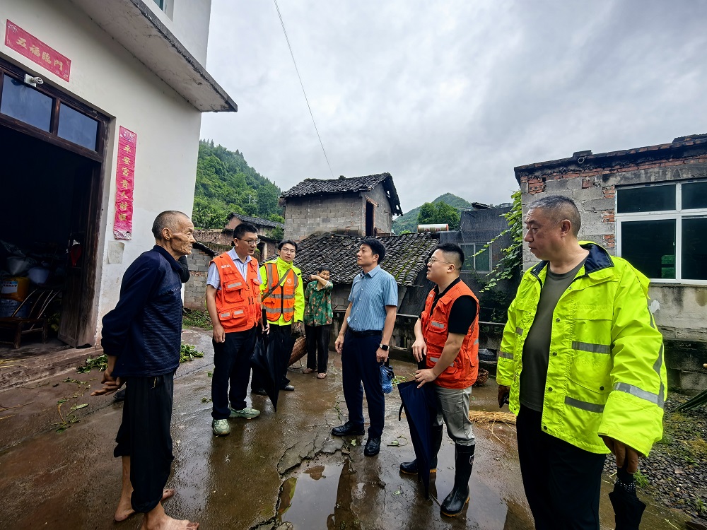 驻守地质工程师、镇村干部及县地灾防治督导工作组人员冒雨入户排查。董存春 摄.jpg