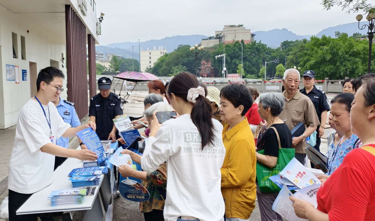 右一    在社区开展爱路宣传。区委政法委供图.jpg