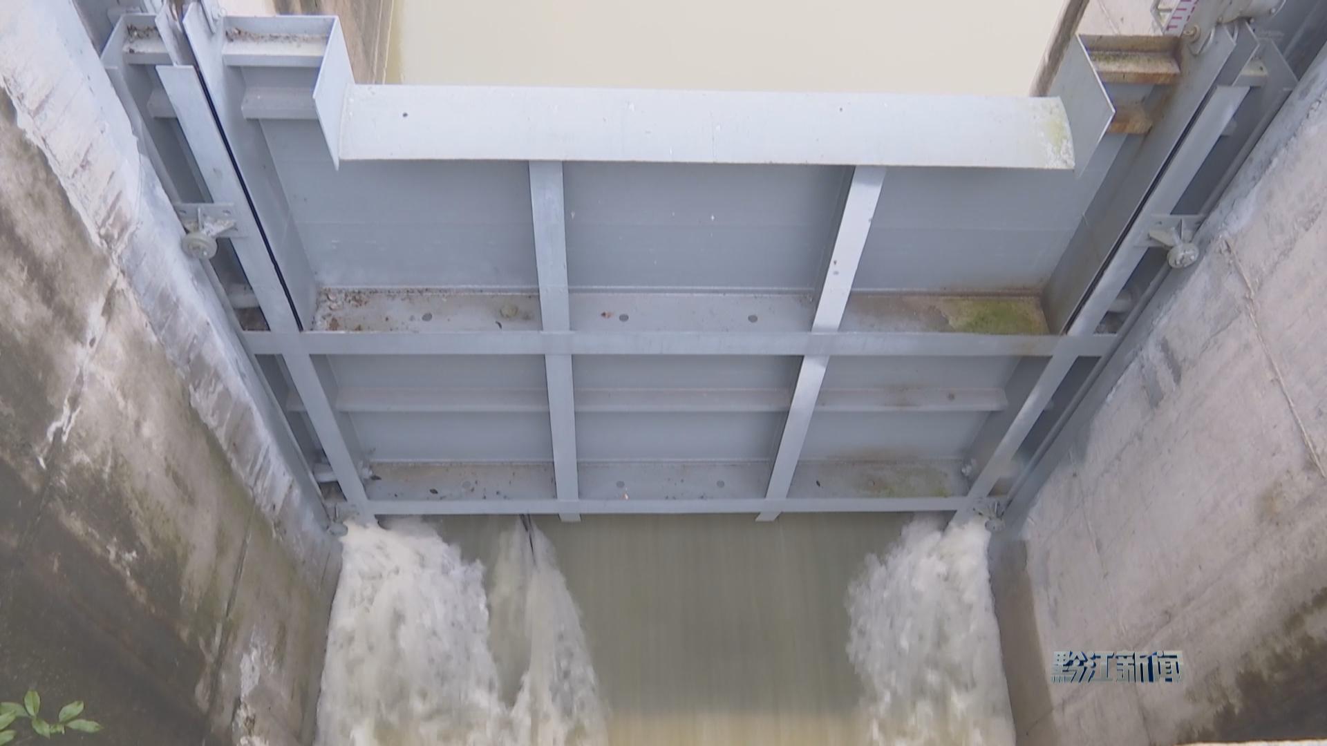 持续降雨水位上涨 水库开闸腾库保安全
