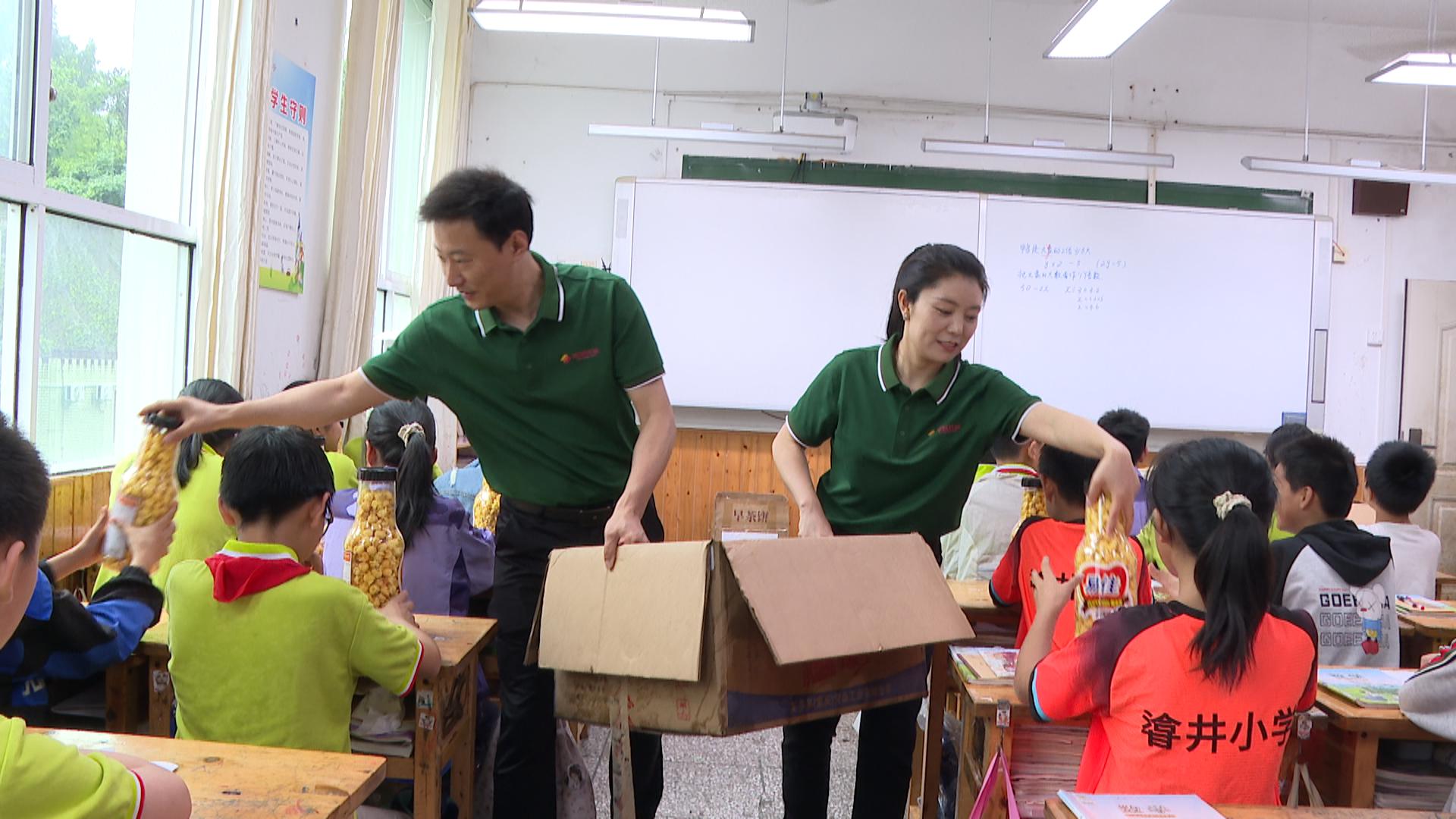 爱心企业为学生分发学习用品。拍摄:张耀升.jpg