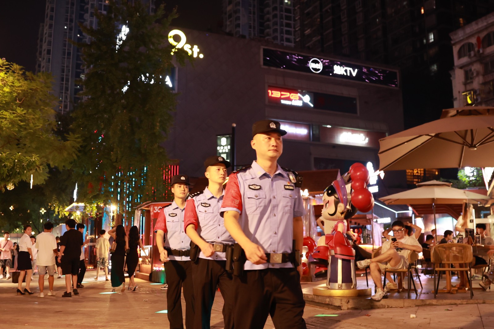 图十二：九街义警巡护夜市安全.jpg