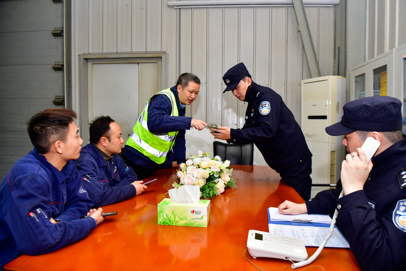 图二：民警进企业开展法律宣传.jpg
