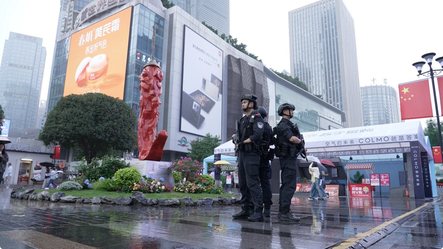图十：观音桥商圈街面囤警.jpg