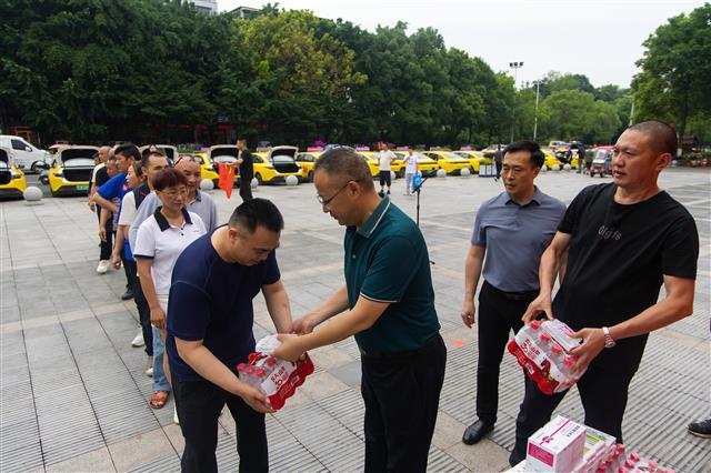爱心送考车装为考生提供的矿泉水  李双江 摄.jpg
