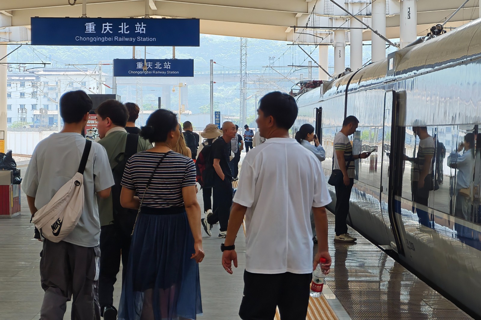 重庆北站站台旅客有序乘车。汪亮，摄.jpg