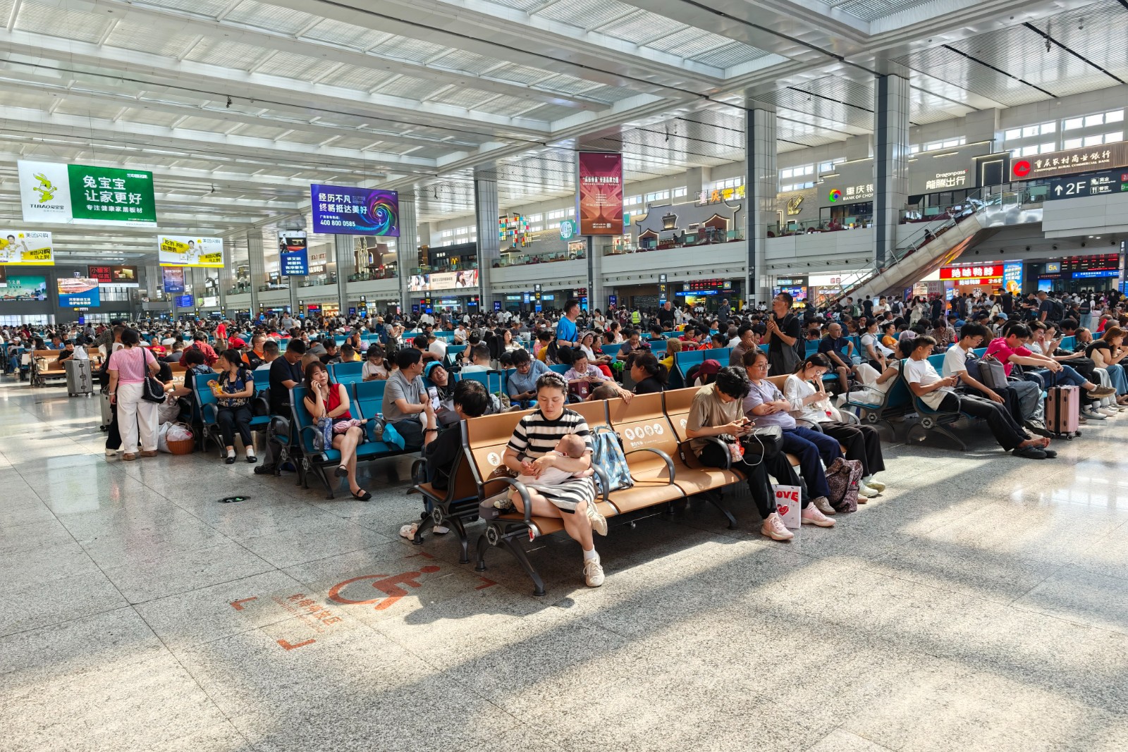 重庆北站候车厅内旅客有序候车。汪亮，摄.jpg