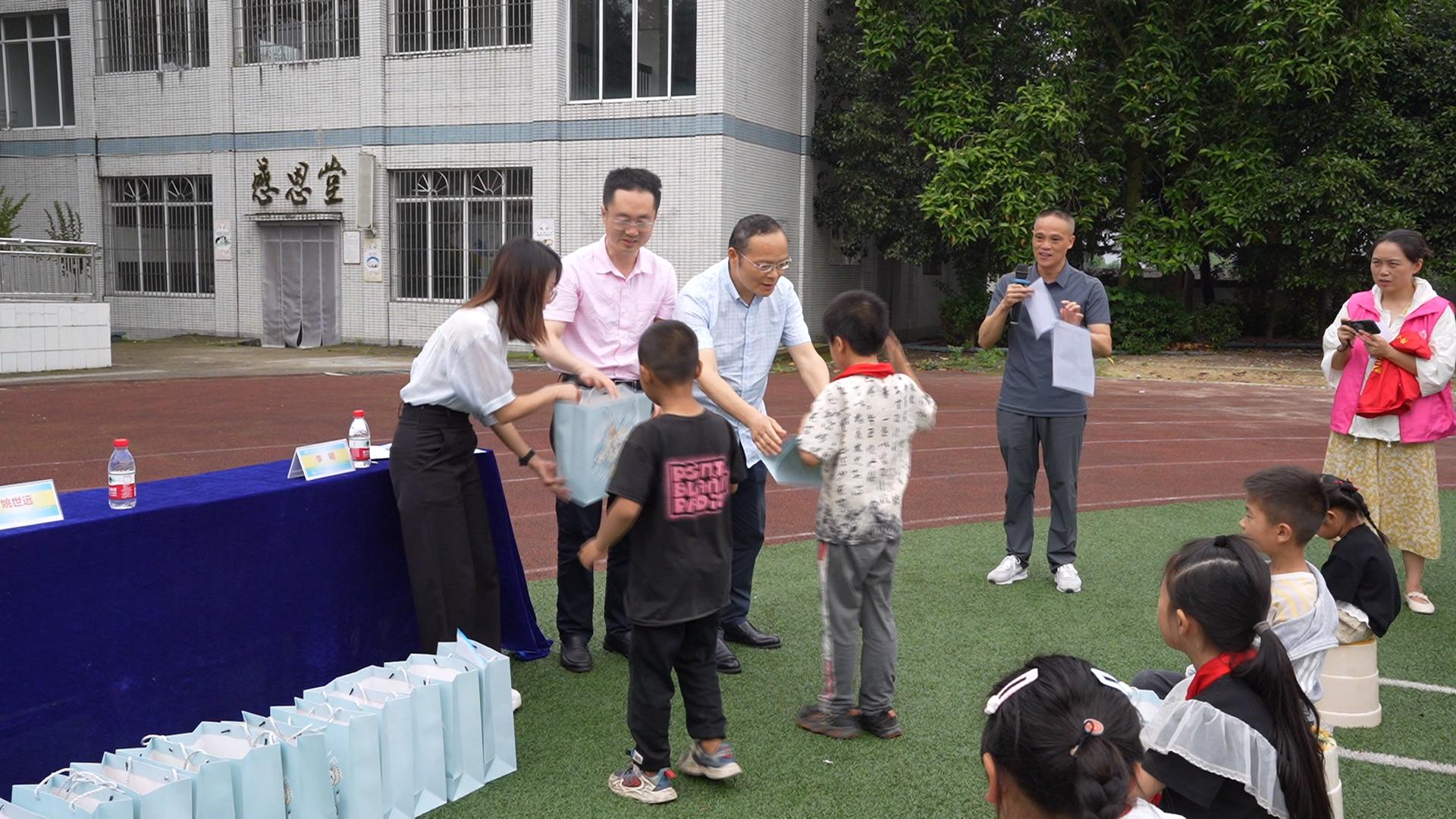 隆兴镇：点亮童心微心愿 暖心护航少年成长